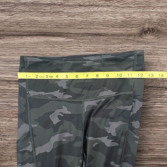 Athleta Ultimate Stash Pocket Camo 7/8 tight Sz: XS - Picture 11 of 16